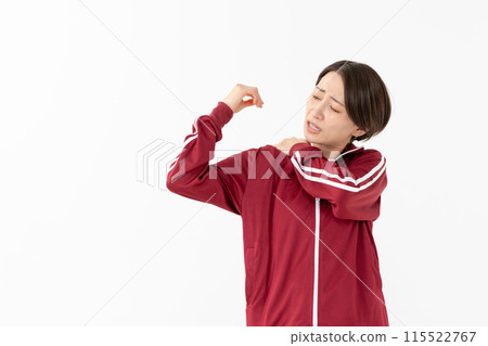 穿球衣的女性肩膀僵硬 115522767