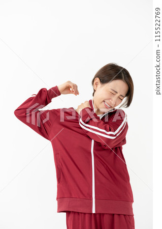 穿球衣的女性肩膀僵硬 115522769