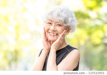 Senior woman portrait 115522931
