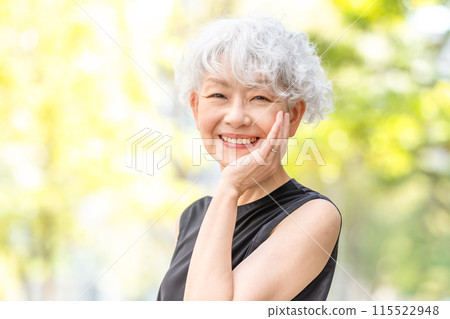 Senior woman portrait 115522948