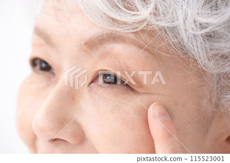 Female Senior Eye Close-up Female Senior Eye Close-up 115523001