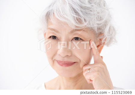 Female Senior Eyes 115523069