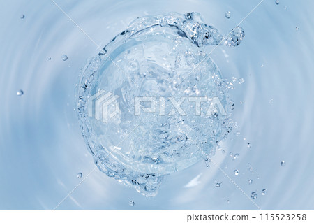 水從管道中噴出。 115523258