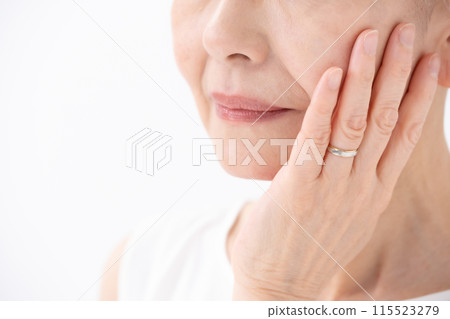 Female senior cheek mouth Female senior cheek mouth 115523279