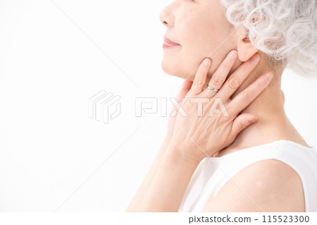 Female senior cheek mouth 115523300