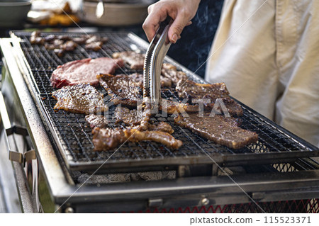 在燒烤爐上烤肉的插圖 在燒烤爐上烤肉的插圖 115523371