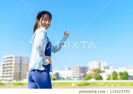 年輕女子握拳、慢跑、節食、市中心、住宅區、回頭看 115523793