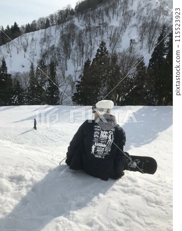 雪覆蓋的山坡上的滑雪板 115523923