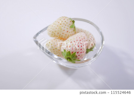Small white strawberries 20240304 Small white strawberries 20240304 115524646
