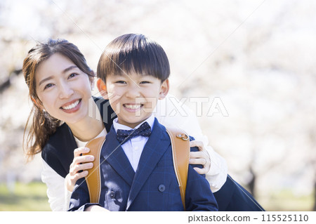 Elementary school entrance image parent and child 115525110