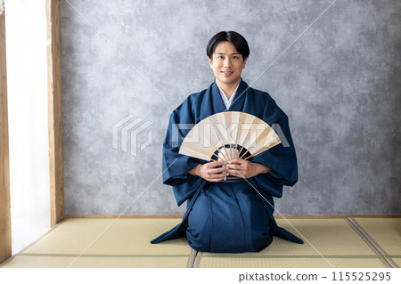 拿著扇子的日本服裝男子 115525295