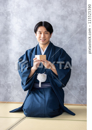 一個穿著和服、端坐得筆直的男人 一個穿著和服、端坐得筆直的男人 115525390