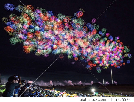 Spectators lean forward to watch the ultimate thousand-ring fireworks display - Konosu's giant thousand-ring chrysanthemum display 115525524