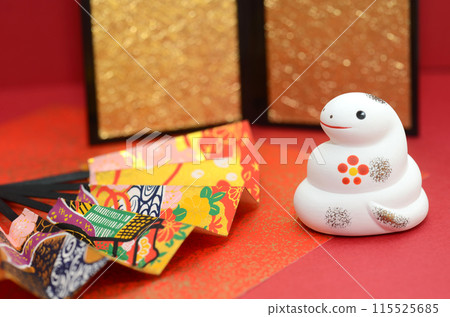 2025新年賀卡素材,蛇年,蛇飾品,紅色背景 115525685