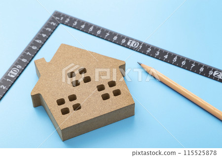 藍色背景上的彎曲尺度和房屋物體 115525878