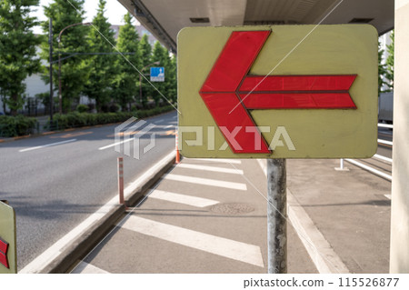 Left pointing arrow sign 115526877