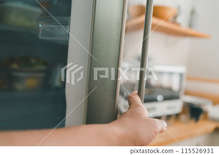 40多歲男人打開冰箱的手 115526931