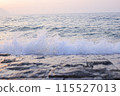 傍晚的海灘，濺起水花 115527013