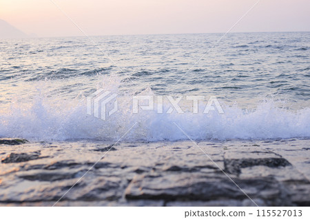 傍晚的海灘，濺起水花 115527013