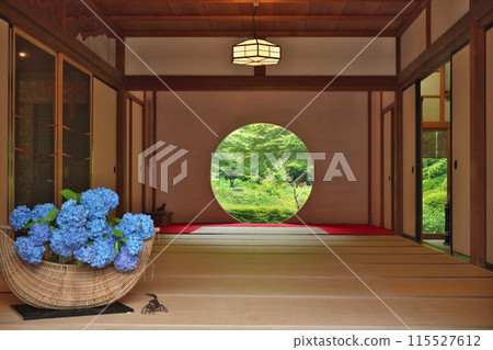 Early summer: The round window of the main hall of Meigetsu-in Temple in Kamakura (Hydrangea Temple) - a Japanese style 115527612
