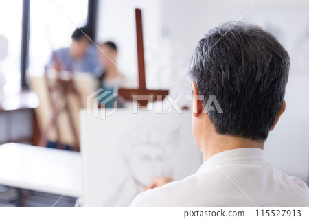 一位愛好繪畫的老人的後視圖 一位愛好繪畫的老人的後視圖 115527913