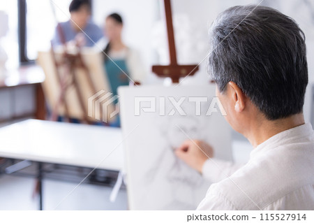 一位愛好繪畫的老人的後視圖 115527914