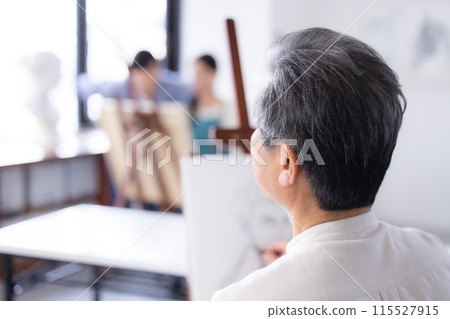 一位愛好繪畫的老人的後視圖 115527915
