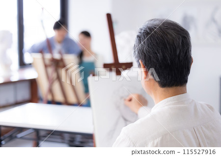 一位愛好繪畫的老人的後視圖 115527916