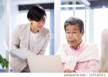 在共享辦公室工作的老人 在共享辦公室工作的老人 115528351