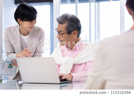 Senior man working in a shared office 115528366