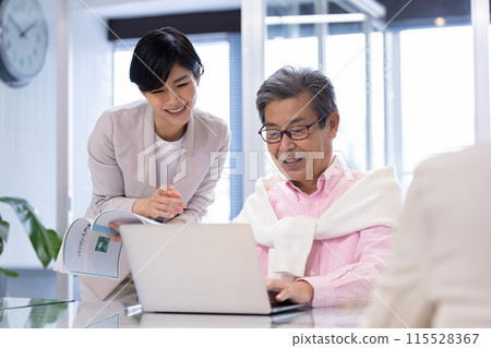 Senior man working in a shared office 115528367