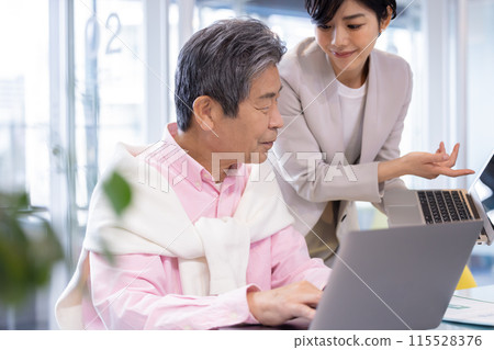 在共享辦公室工作的老人 115528376