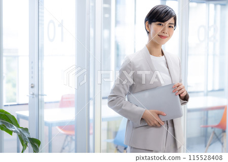Portrait of a woman with a business laptop 115528408
