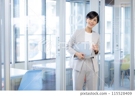 Portrait of a woman with a business laptop 115528409