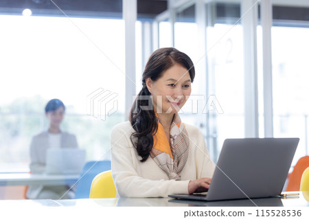Senior female working in a shared office 115528536
