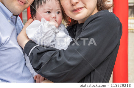 [Parents, baby visiting shrine, and red torii gate] 115529218