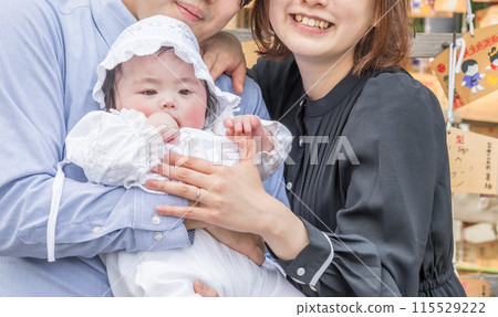 [Parents and baby visiting the shrine] 115529222