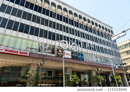吉祥寺，巨大的丸井建築，陽光明媚的夏日藍天，東京武藏野市 115529940