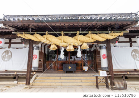 Shimenawa rope at Achi Shrine in Kurashiki Bikan Historical Quarter 115530796