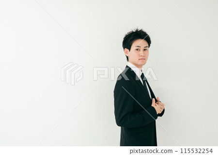 一個年輕的商人帶著微笑 115532254