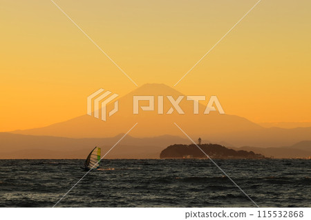 The silhouette of Mt. Fuji and Enoshima as seen from Zushi Beach at dusk 115532868