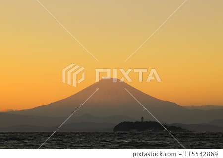The silhouette of Mt. Fuji and Enoshima as seen from Zushi Beach at dusk 115532869