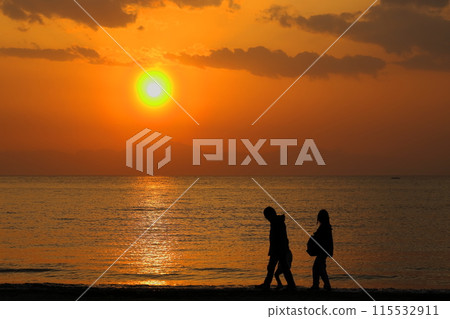 黃昏時分,一家人沿著逗子海灘的海灘散步的剪影變成橘色 黃昏時分,一家人沿著逗子海灘的海灘散步的剪影變成橘色 115532911