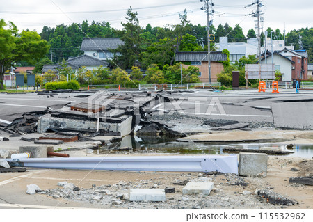 因地震導致地面液化而明顯下陷的地區 因地震導致地面液化而明顯下陷的地區 115532962