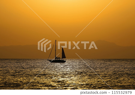 黃昏時的逗子海岸線變成橘色，遊艇的輪廓隨風而行 115532979