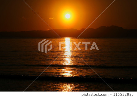 黃昏時分在逗子海岸觀賞伊豆半島的夕陽 黃昏時分在逗子海岸觀賞伊豆半島的夕陽 115532983