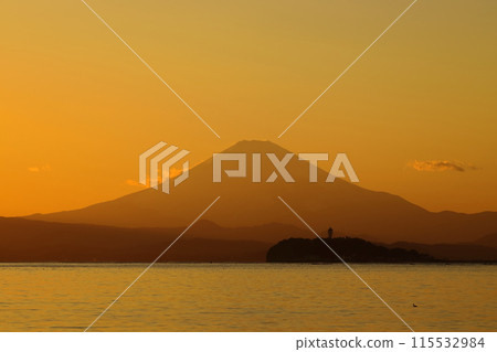 黃昏時從逗子海岸看到的富士山和江之島的剪影 黃昏時從逗子海岸看到的富士山和江之島的剪影 115532984
