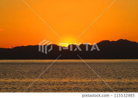 黃昏時分在逗子海岸觀賞伊豆半島的夕陽 黃昏時分在逗子海岸觀賞伊豆半島的夕陽 115532985