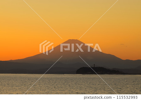 從逗子海灘看日落漂浮在江之島和富士山的剪影 115532993