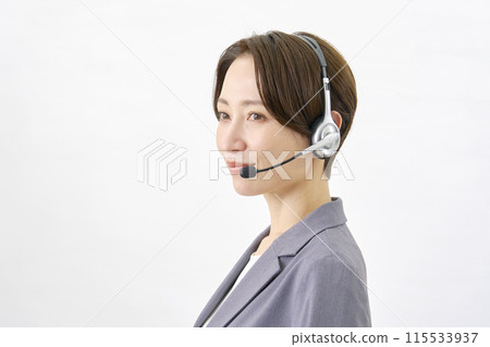 微笑的操作員白色背景 115533937